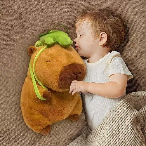 Peluche Capibara 35cm con Mochila - Carpincho de Felpa Suave y Viral 🦦🎒