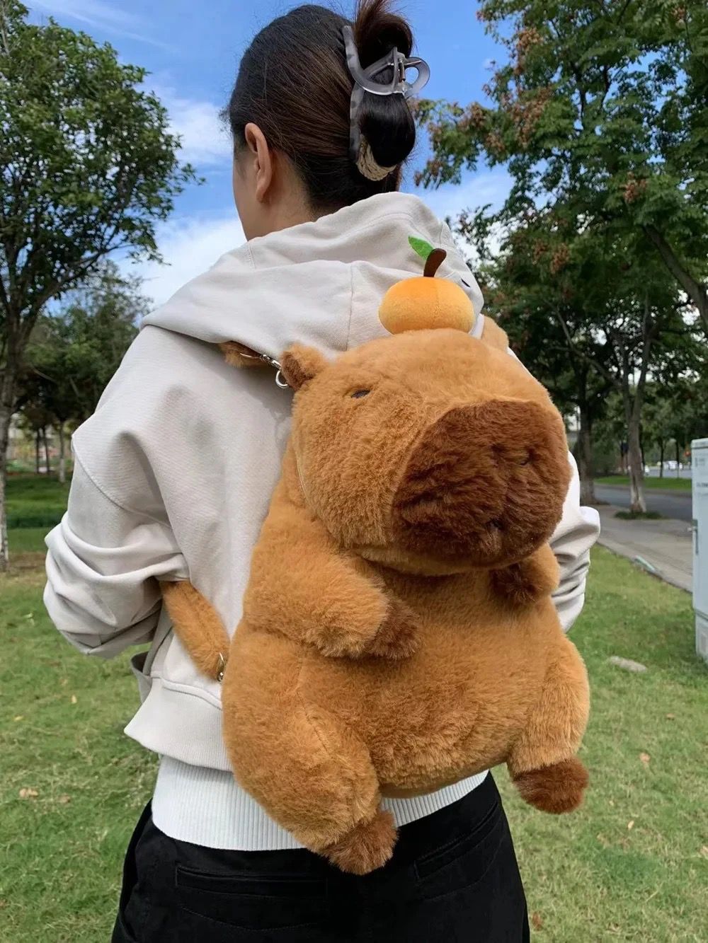Mochila y Peluche 2 en 1 Capibara 35cm - Morral de Felpa Suave Diseño Carpincho 🦦🎒