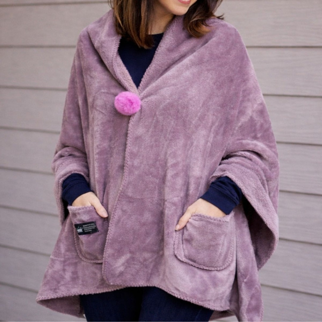 Manta Poncho con Bolsillos: Tejido Aterciopelado Forrado con Corderito 65x170cm